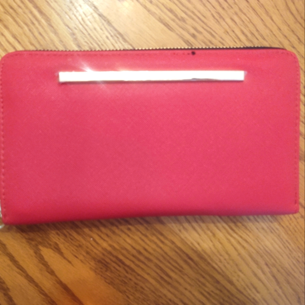 STEVE MADDEN Fuschia/black wristlet wallet. NWOT. Metal tag still has plastic.